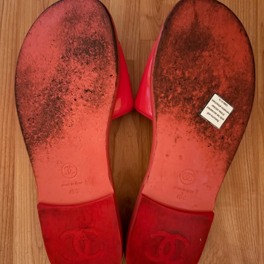 Chanel Red Sandals with Iconic CC Logo - Picture 5 of 9